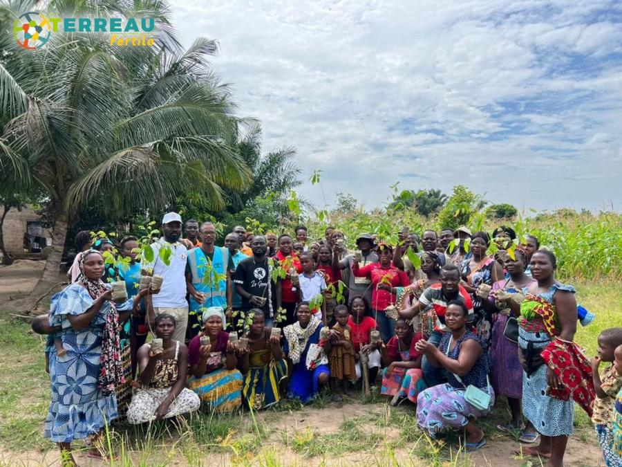 Association Terreau Fertile donne le ton de ses activit&eacute;s par la mise en terre de 450 plants &agrave; Tsevi&eacute;