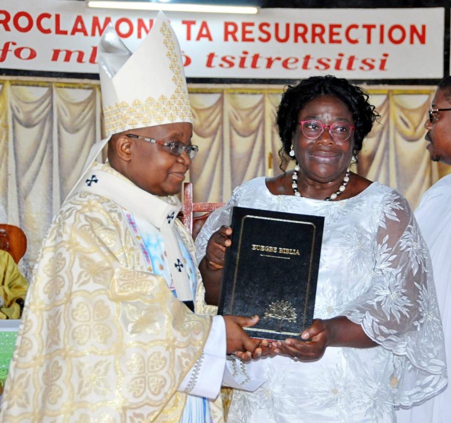 Eglise catholique :  Une nouvelle Bible Ewé avec les livres deutérocanoniques dédicacée
